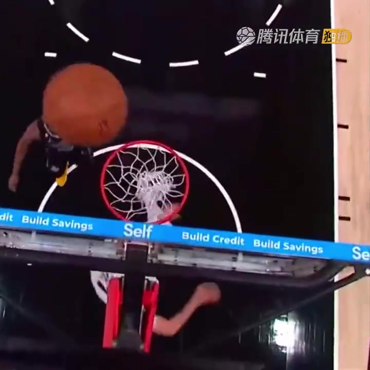 罕見一幕！努爾基奇拋投 球神奇停在籃板上沿 看呆凱爾登?。ㄅ瑺柣婕\）